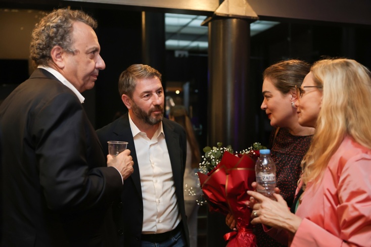 Ο Νίκος Ανδρουλάκης με την πρωταγωνίστρια της παράστασης, Γωγώ Μπρέμπου και τον Χρήστο Χωμενίδη