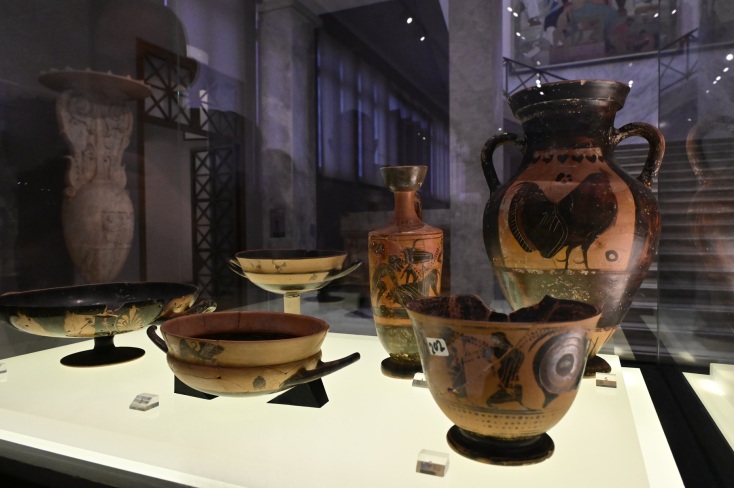 Είκοσι δύο παράνομα διακινηθείσες αρχαιότητες επιστράφηκαν στην Ελλάδα από το Ισραήλ, σε τελετή στο Εθνικό Αρχαιολογικό Μουσείο.