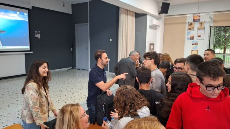 Ένας αστροναύτης στο Μενίδι: Ο Αδριανός Γολέμης σε 100 μαθητές - «Το αντίδοτο στον φόβο είναι η εμπιστοσύνη»
