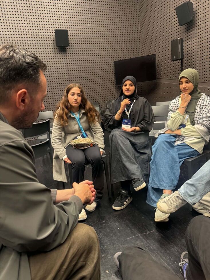 Teens for Democracy: Η γενιά που μεγαλώνει μέσα στον αλγόριθμο τον κοιτάζει  με καχυποψία