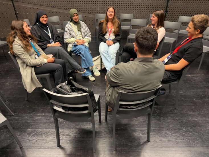 Teens for Democracy: Η γενιά που μεγαλώνει μέσα στον αλγόριθμο τον κοιτάζει  με καχυποψία