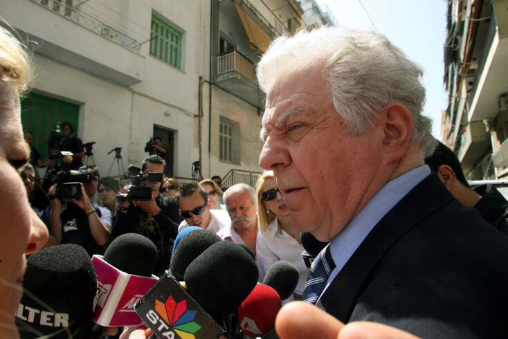 Ο ιατροδικαστής Φίλιππος Κουτσάφτης στην πολυκατοικία όπου βρέθηκε δολοφονημένος ο 56χρονος ηθοποιός Νίκος Σεργιανόπουλος, στην οδό Μετεώρων στο Παγκράτι, στις 4 Ιουνίου 2008