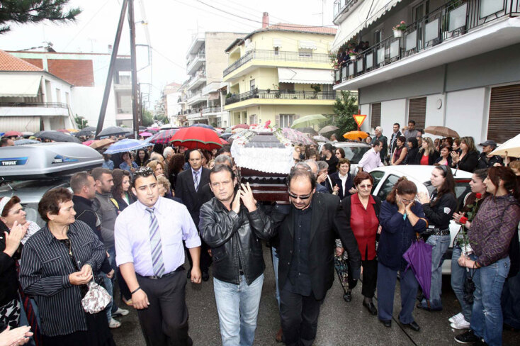 Στιγμιότυπο από την κηδεία του ηθοποιού Νίκου Σεργιανόπουλου στη γενέτειρά του, τη Δράμα, τον Ιούνιο του 2008