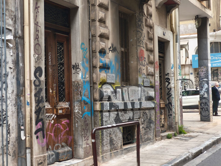Ζωοδόχου Πηγής 9: Το ιστορικό κτίριο του 1926, όπου ο Κάρολος Κουν ίδρυσε τη σχολή του