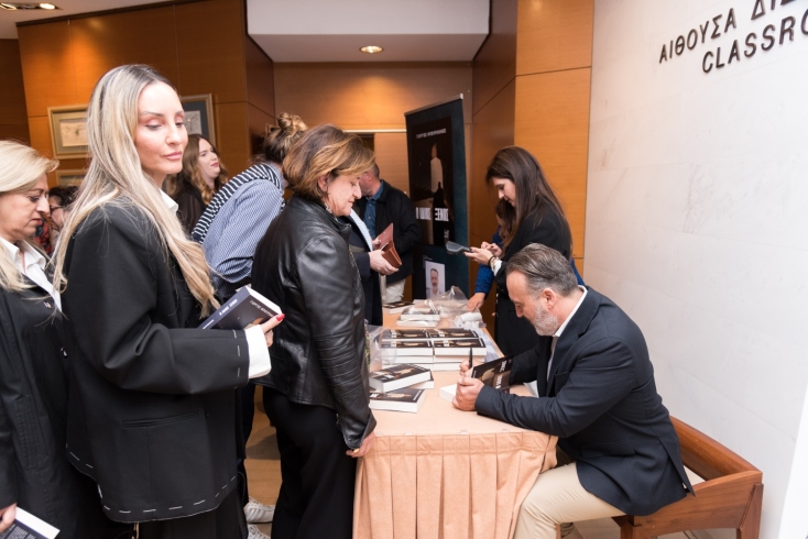 «Ο ίδιος ξένος»: Μια κατάμεστη αίθουσα στο Μέγαρο Μουσικής Αθηνών για το νέο μυθιστόρημα του Γιώργου Μπουρονίκου