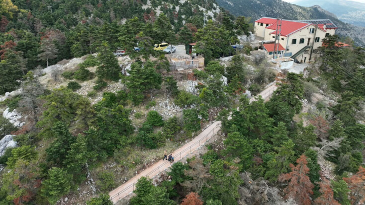 Την κυκλική διαδρομή συμπληρώνει μια γραμμική διαδρομή μήκους 107 μέτρων, διευκολύνοντας την πρόσβαση στο καταφύγιο