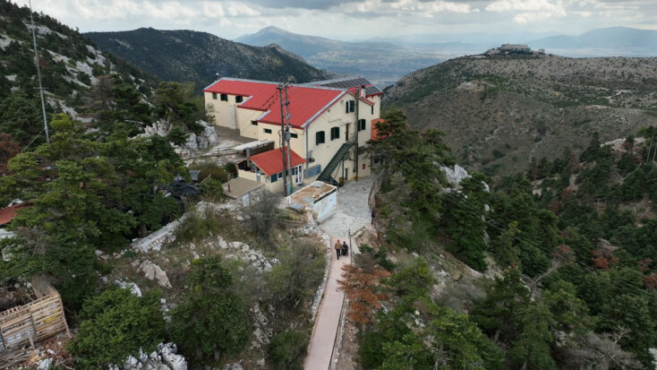 Την κυκλική διαδρομή συμπληρώνει μια γραμμική διαδρομή μήκους 107 μέτρων, διευκολύνοντας την πρόσβαση στο καταφύγιο