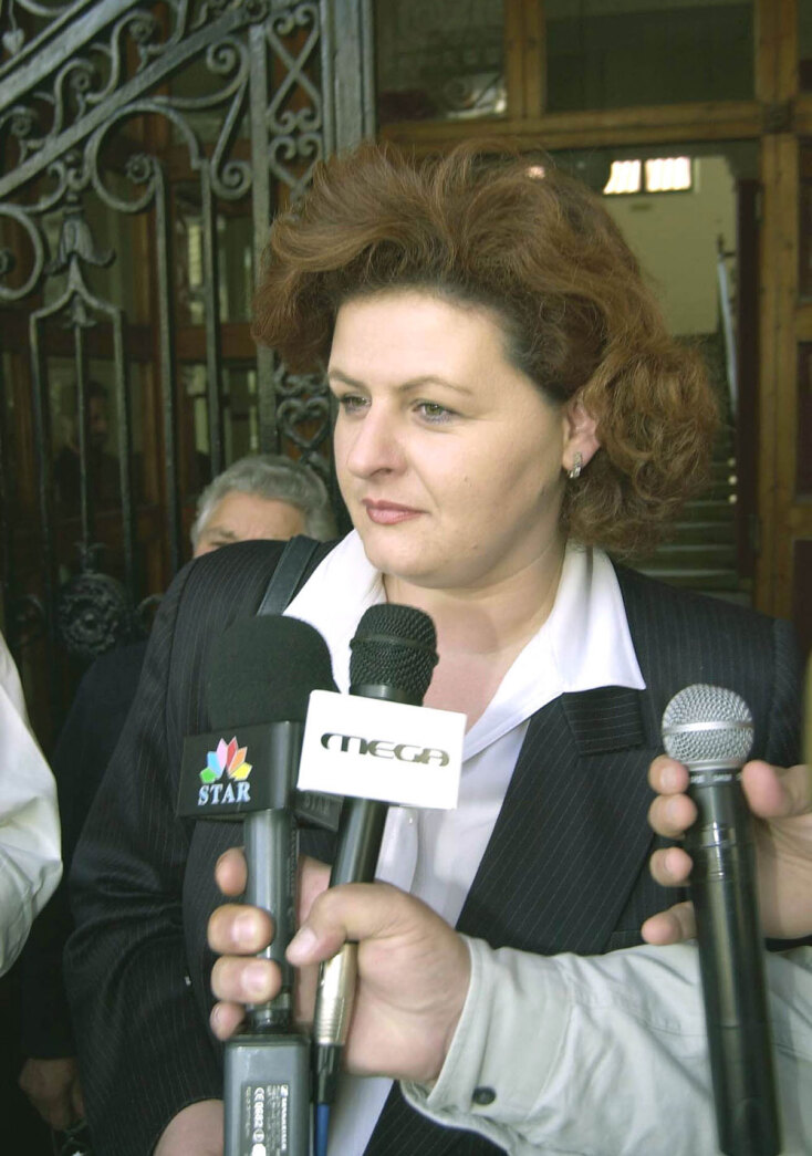 Η δικηγόρος Πλούμη στη Λαμία, κατά την προσαγωγή στον εισαγγελέα του Χρήστου Βουλγαράκη, ο οποίος ήταν τότε ύποπτος για τη δολοφονία της 13χρονης κόρης του, Βάσως, στην Πελασγία Φθιώτιδας