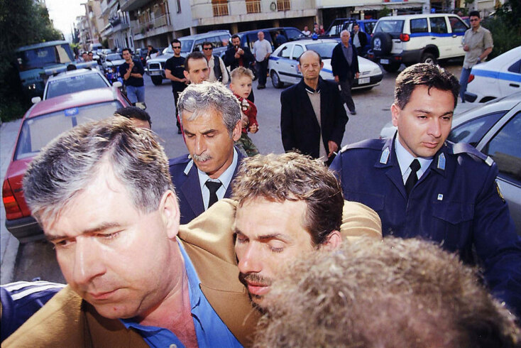 Ο Χρήστος Βουλγαράκης στη Ναύπακτο, μετά την παράδοσή του στην αστυνομία ως ύποπτος τότε για τη δολοφονία της 13χρονης κόρης του, Βάσως Βουλγαράκη, στην Πελασγία Φθιώτιδας