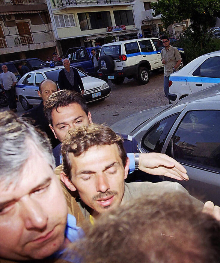 Ο Χρήστος Βουλγαράκης στη Ναύπακτο, μετά την παράδοσή του στην αστυνομία ως ύποπτος τότε για τη δολοφονία της 13χρονης κόρης του, Βάσως Βουλγαράκη, στην Πελασγία Φθιώτιδας