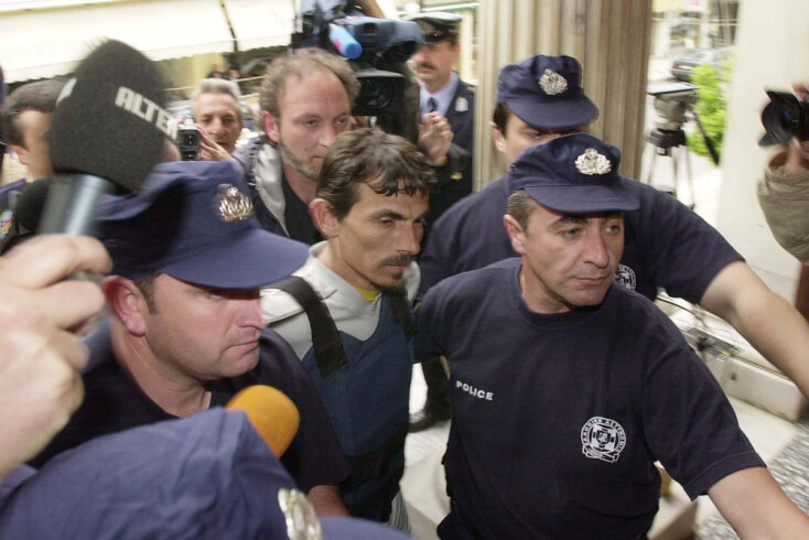 Ο Χρήστος Βουλγαράκης οδηγείται στον ανακριτή Λαμίας για τη δολοφονία της 13χρονης κόρης του, Βάσως Βουλγαράκη, στην Πελασγία Φθιώτιδας