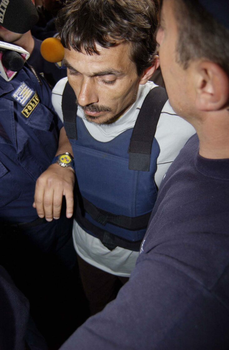 Ο Χρήστος Βουλγαράκης οδηγείται στον ανακριτή Λαμίας για τη δολοφονία της 13χρονης κόρης του, Βάσως Βουλγαράκη, στην Πελασγία Φθιώτιδας