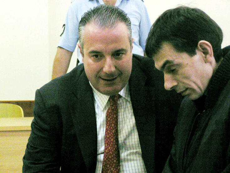 Ο δικηγόρος Κεχαγιόγλου στο Καρπενήσι, κατά την έναρξη της δίκης του Χρήστου Βουλγαράκη