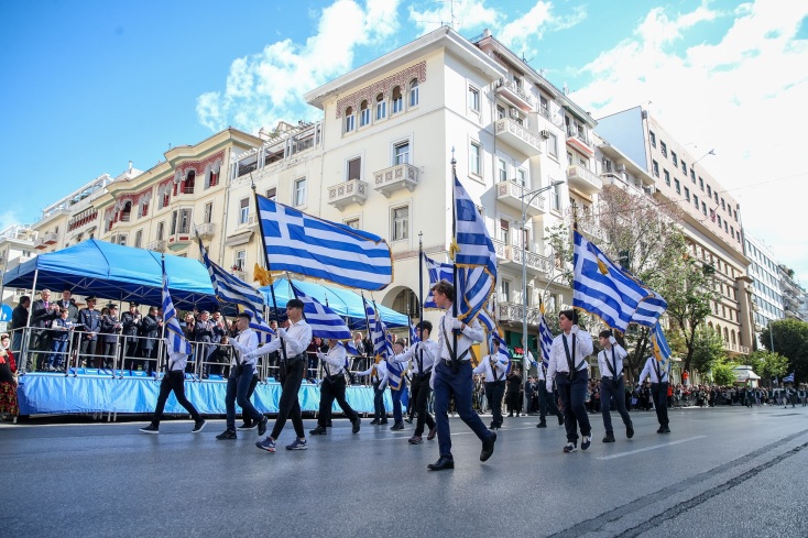 Με τη συμμετοχή μαθητών και μαθητριών από 22 δημόσια και ιδιωτικά σχολεία πραγματοποιήθηκε στο κέντρο της Θεσσαλονίκης η μαθητική παρέλαση για την επέτειο της 28ης Οκτωβρίου 1940.  Οι εκδηλώσεις για το «Όχι» στη Θεσσαλονίκη κορυφώθηκαν στην οδό Τσιμισκή, όπου οι μαθητές τίμησαν την εθνική επέτειο παρουσία εκπροσώπων της κυβέρνησης, της Βουλής και της τοπικής αυτοδιοίκησης.  Η παρέλαση ξεκίνησε στις 11:00, με αφετηρία τη Διαγώνιο και κατάληξη την οδό Ίωνος Δραγούμη. Την έναρξη έδωσε η Φιλαρμονική