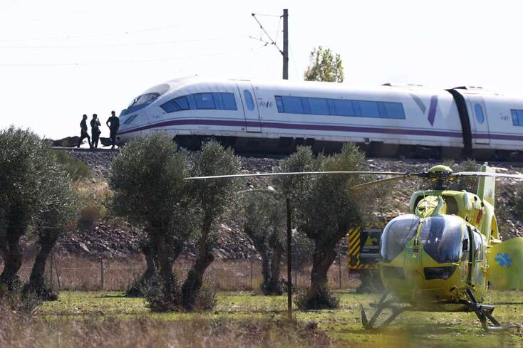 Ακινητοποιημένο το ένα από τα δύο τρένα μετά τη σφοδρή σύγκρουση με άλλη αμαξοστοιχία στην Ισπανία
