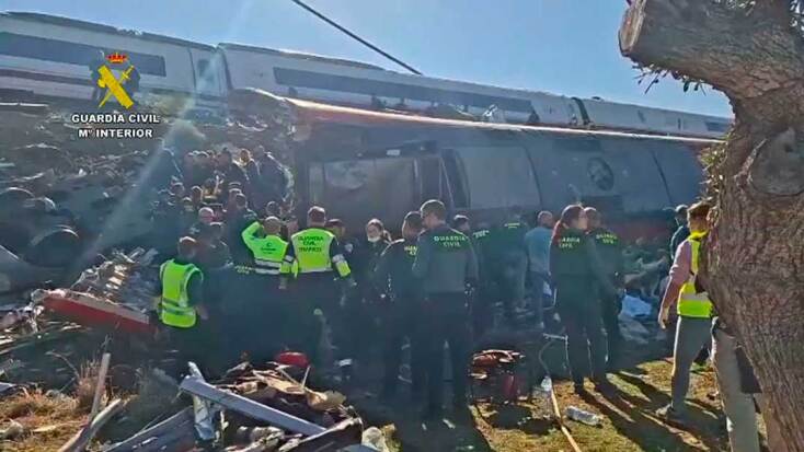 Διασώστες επιχειρούν σε ένα από τα βαγόνια του τρένου στην Ισπανία μετά το σιδηροδρομικό δυστύχημα