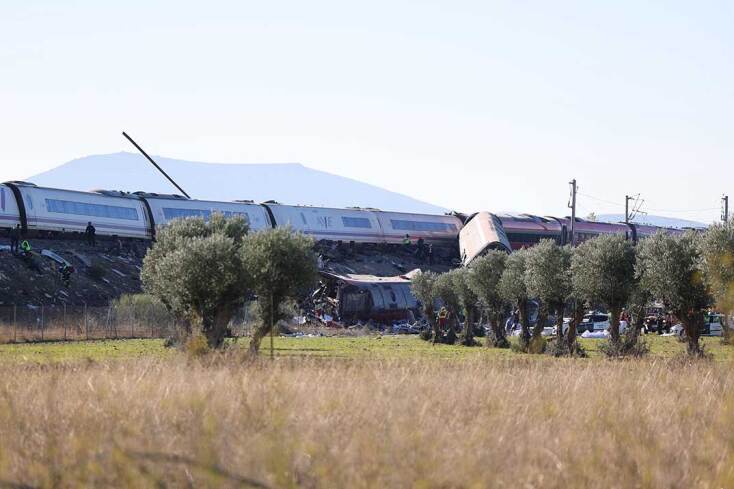 Βαγόνι έχει εκτροχιαστεί μετά τη σύγκρουση τρένων στην Ισπανία