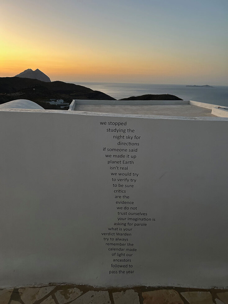 Ποιήματα του CAConrad στους τοίχους της χώρας της Ανάφης