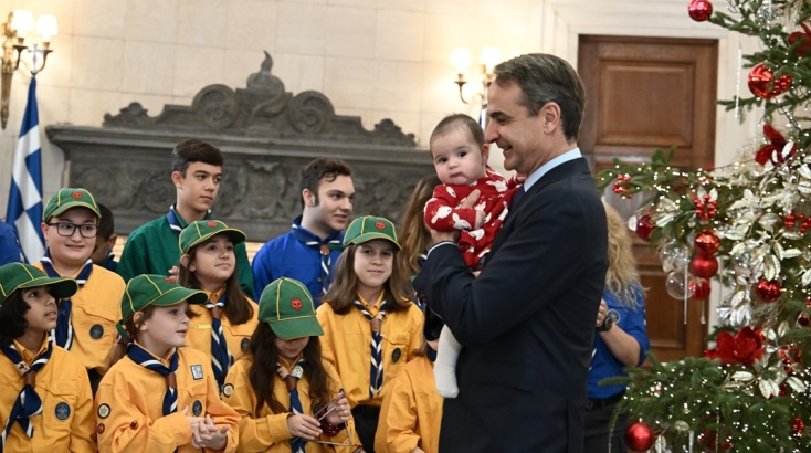 Ο Κυριάκος Μητσοτάκης άκουσε τα κάλαντα από το Σώμα Ελλήνων Προσκόπων - Έκλεψε την παράσταση ο Πίνατ