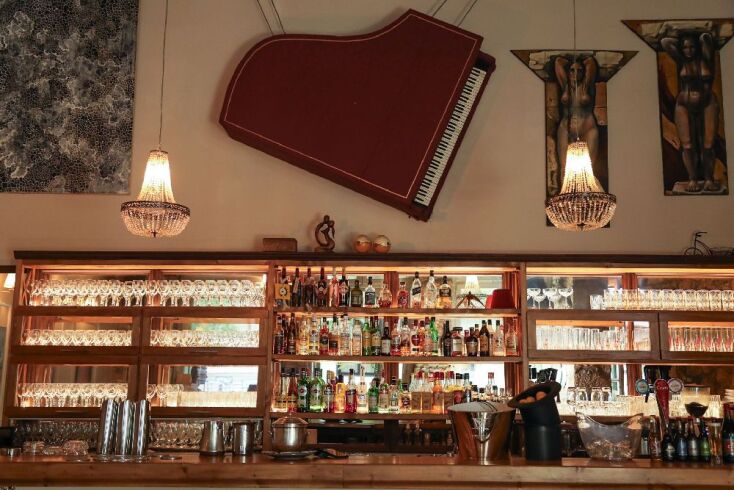 Lux, Μεταξουργείο