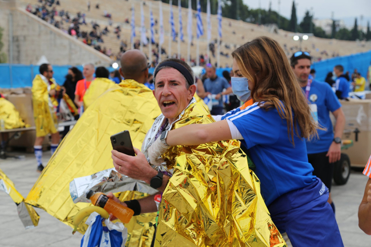 Εθελοντής και δρομέας μετά τον τερματισμό του Μαραθωνίου. 