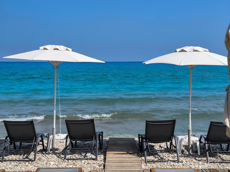 Ξαπλώστες σε ακτή