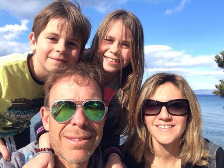 Η Βαρβάρα Φύτρου με τα παιδιά και τον σύζυγό της που σκοτώθηκαν στο Μάτι