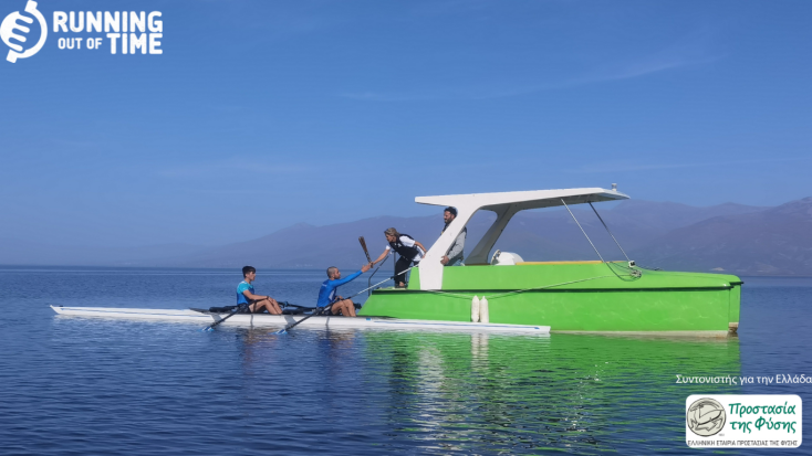 πρεσπες-παραδοση_της_σκυταλης_απο_την_κα_μ__γερουλανου_του_δσ_της_εεπφ_στον_ολυμπιονικη_κωπηλατη_κο_γιαννη_χρηστου_