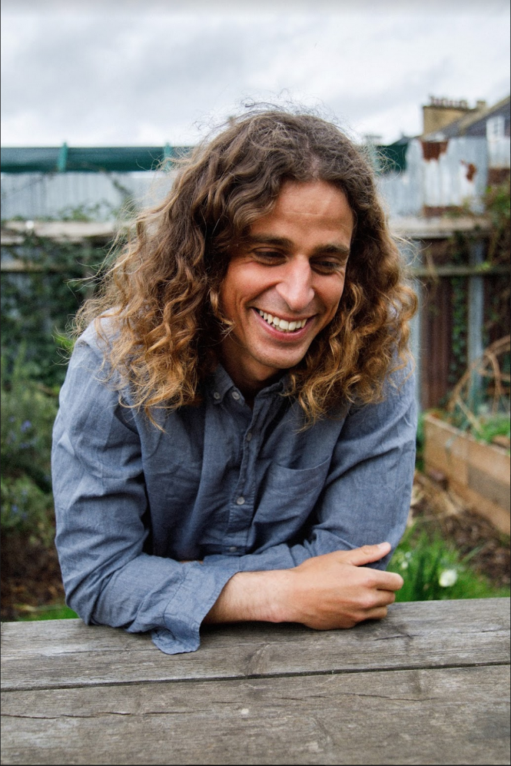 Συνέντευξη Tom Adams: Ο βρετανός τραγουδοποιός μιλάει για το νέο του άλμπουμ «Beside The Analogue Sea», τις μετακομίσεις και τα επόμενα μουσικά βήματά του.