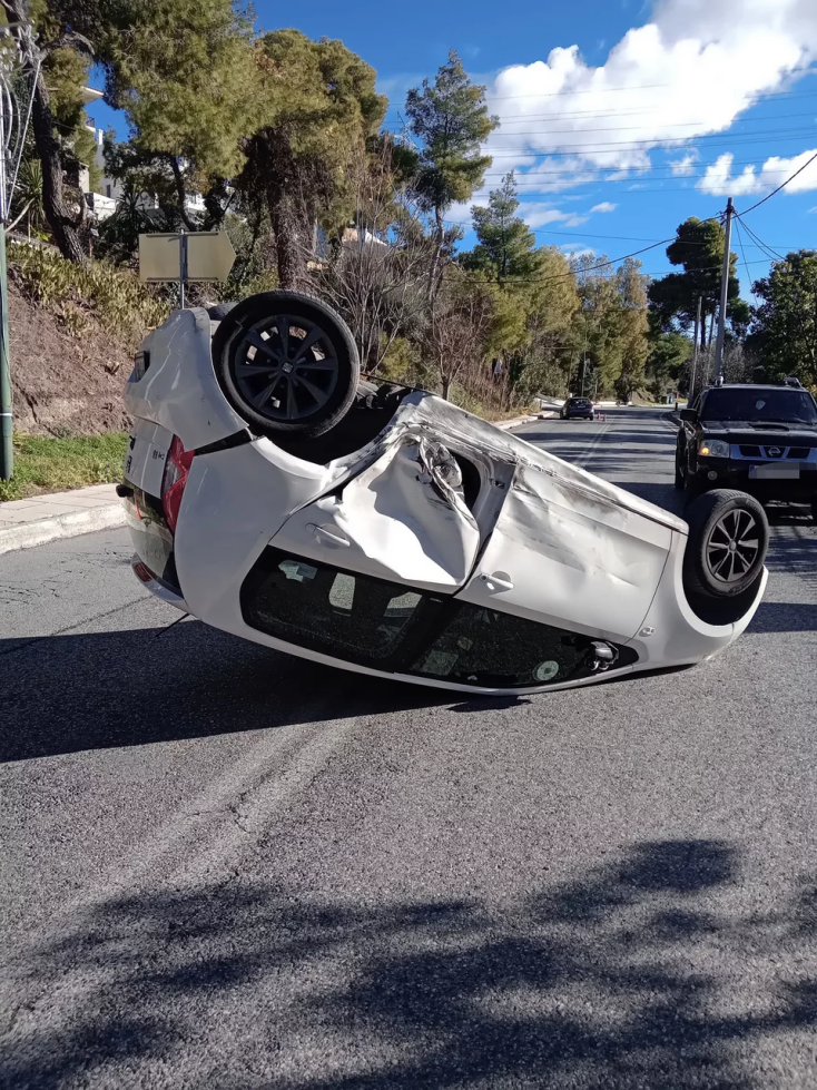 Αναποδογύρισε αυτοκίνητο στην Πεντέλη μετά από τροχαίο (εικόνες)
