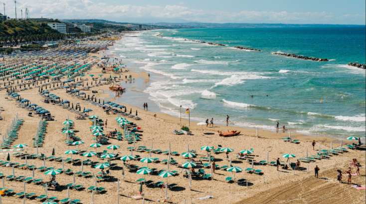 Λουόμενοι στην παραλία