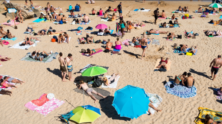 Λουόμενοι στην παραλία