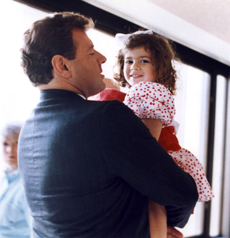 Ο δρ Τομ Γκιώνης με τη μικρή Αναστασία