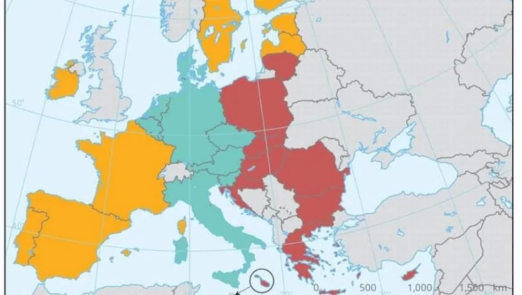 Με βάση τα στοιχεία της Επιτροπής, η Ελλάδα ανήκει στις χώρες που κινδυνεύουν να μην επιτύχουν τους στόχους για τα αστικά απόβλητα (ανακύκλωση ή προετοιμασία για επαναχρησιμοποίηση του 55% έως το 2025), για την ανακύκλωση συσκευασιών (65% έως το 2025 με ειδικότερους στόχους ανά υλικό) και τη μείωση της ταφής απορριμμάτων (έως 10% έως το 2035). Στον χάρτη: Με κόκκινο χρώμα η ομάδα εκτός στόχων, με πορτοκαλί οι χώρες που βρίσκονται σε ενδιάμεση κατάσταση και με τυρκουάζ οι πιο προχωρημένες.