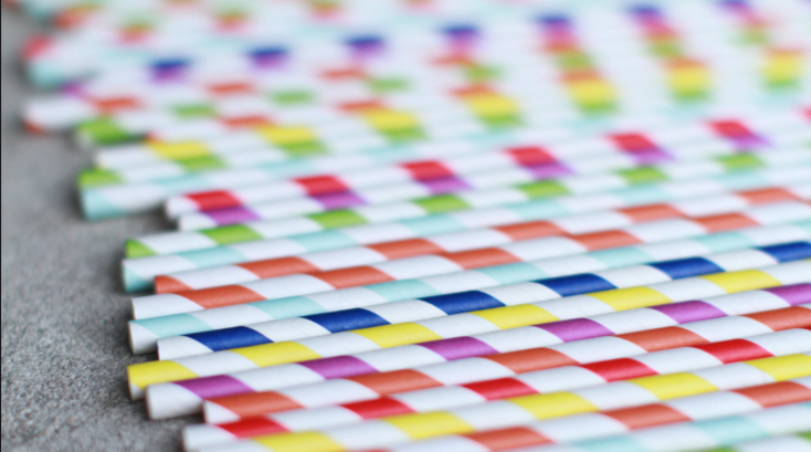 Χάρτινα καλαμάκια: Ασφαλής η χρήση τους για 10 με 20 λεπτά