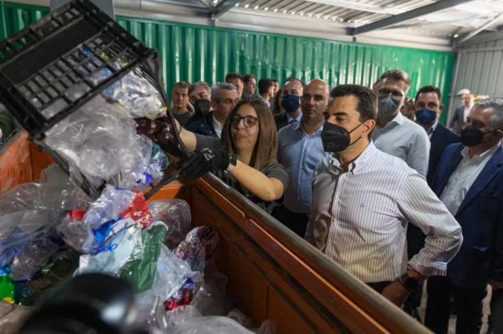 Ο τέως πρωθυπουργός και πρόεδρος του ΣΥΡΙΖΑ σε εργοστάσιο ανακύκλωσης στην Τήλο.