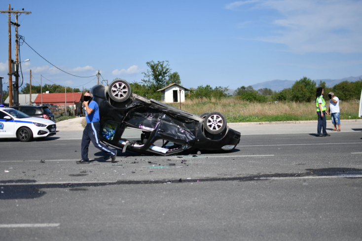 Ανετράπη αυτοκίνητο έπειτα από τροχαίο ατύχημα στην Λάρισα 