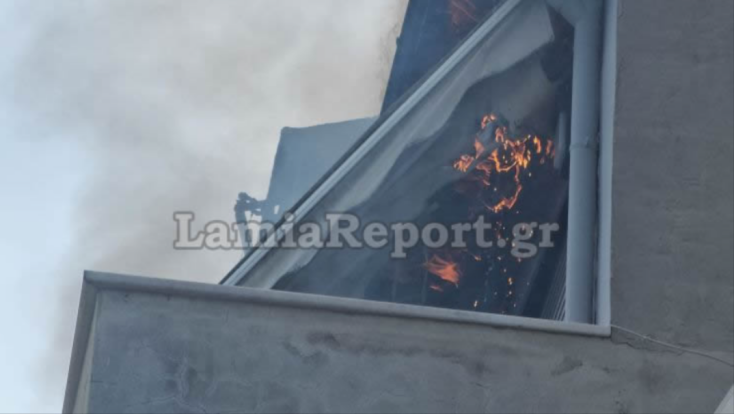 Φωτιά ξέσπασε σε διαμέρισμα πίσω από το θερινό Δημοτικό Θέατρο Λαμίας