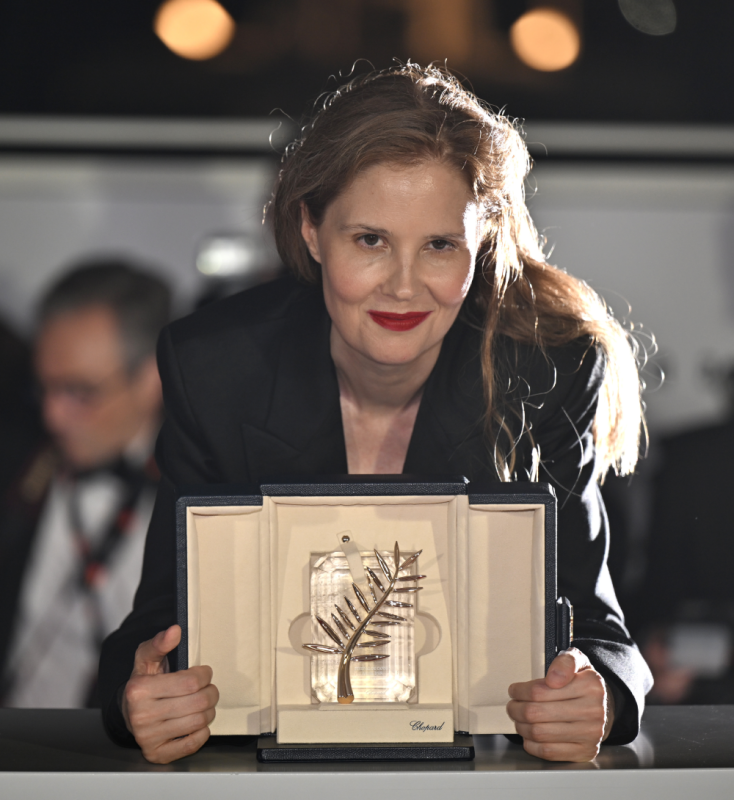 Η σκηνοθέτρια Ζιστίν Τριέ με τον Χρυσό Φοίνικα στο Φεστιβάλ των Καννών © Mustafa Yalcin/Anadolu Agency via Getty Images