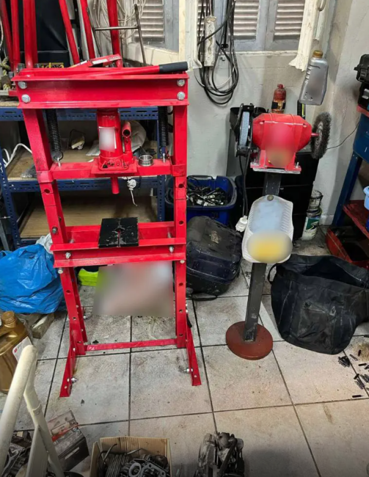 Τα μέλη της συμμορίας χρησιμοποιούσαν ισόγειο χώρο ως συνεργείο μοτοσικλετών