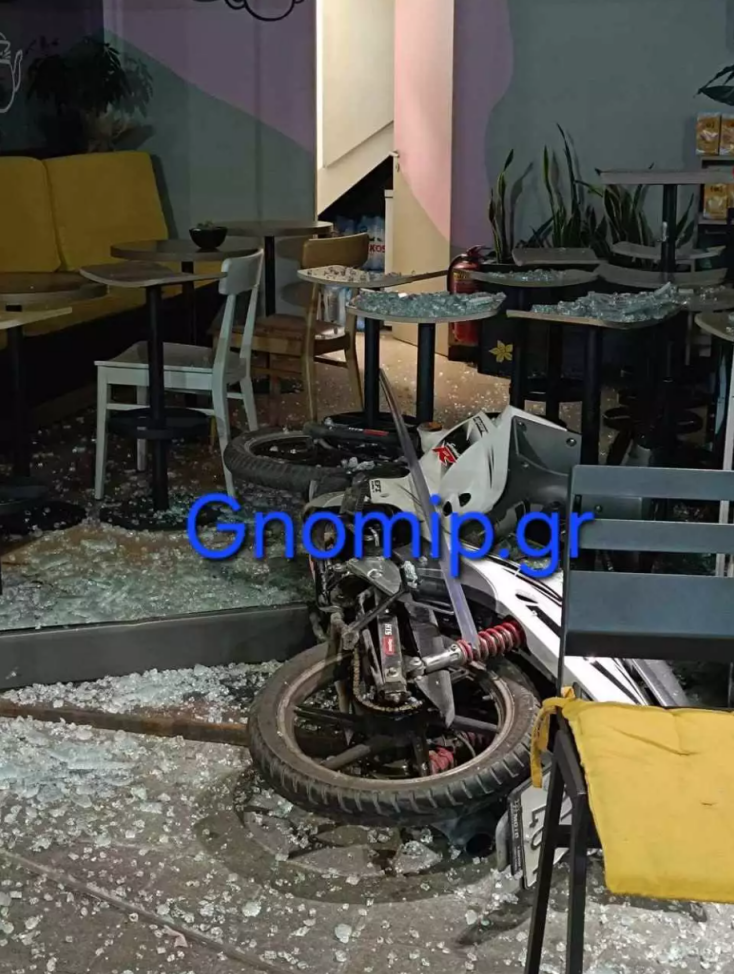 Διανομέας έπεσε σε τζαμαρία καφετέριας στην Πάτρα