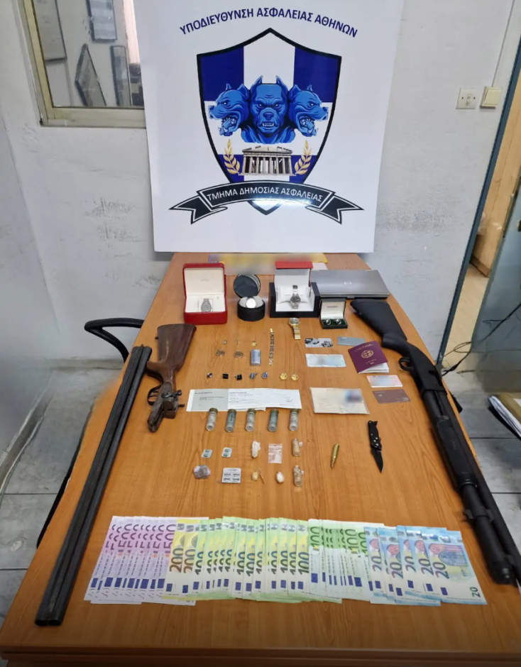 Χρήματα και αντικείμενα που κατάσχεσαν οι αστυνομικοί μετά την εξάρθρωση των συμμοριών 