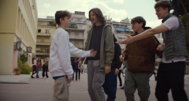 Στιγμιότυπο από το σποτ για το bullying στα σχολεία όπου παιδιά κινούνται απειλητικά προς το μέρος συμμαθητή τους