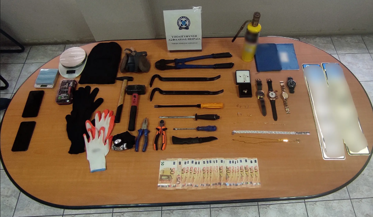 Μερικά από τα κατασχεθέντα που βρίσκονται στα χέρια της ΕΛΑΣ