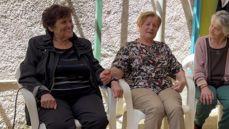 Γυναίκες συνομιλούν στα αρβανίτικα