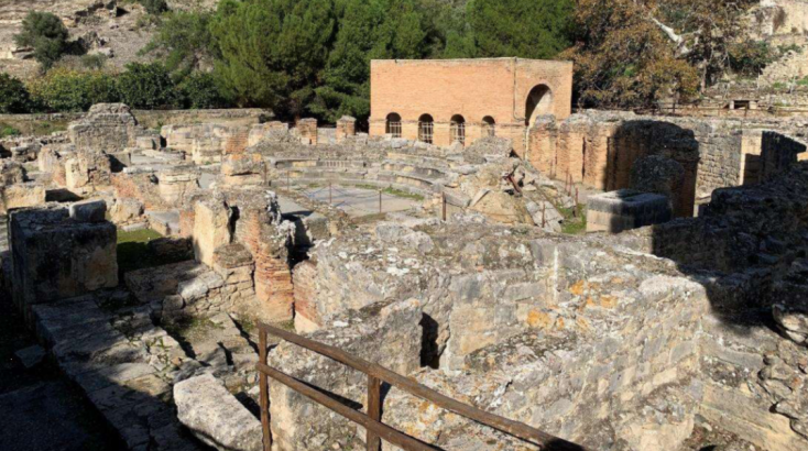 Άποψη του κοίλου του Θεάτρου και του χώρου με την επιγραφή