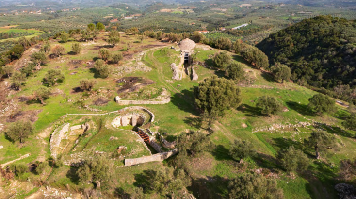 Τα ταφικά μνημεία της Περιστεριάς από ψηλά 