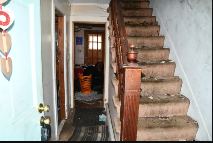 Εικόνες από την τρώγλη στην οποία μητέρα κρατούσε φυλακισμένο επί 20 χρόνια τον θετό γιο της