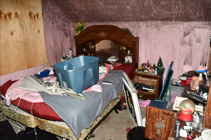 Εικόνες από την τρώγλη στην οποία μητέρα κρατούσε φυλακισμένο επί 20 χρόνια τον θετό γιο της