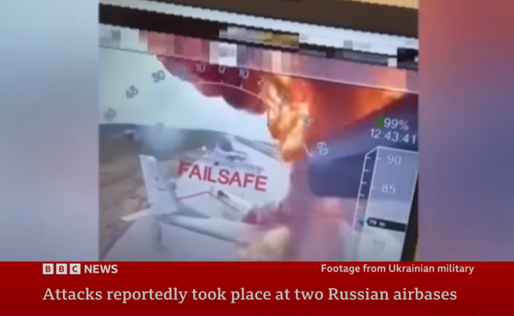 Αεροσκάφος τυλιγμένο στις φλόγες μετά από επίθεση με ουκρανικά drone